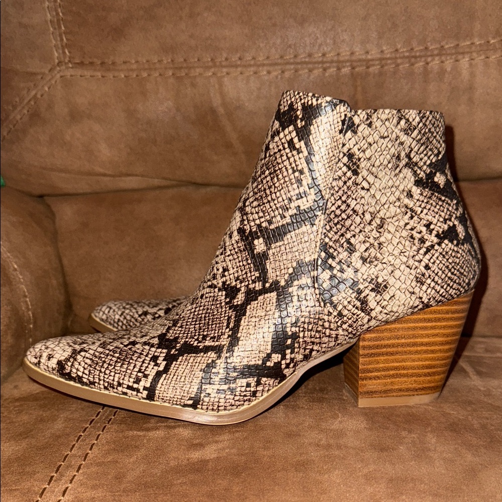 Coconuts by Matisse Snakeskin Pattern Astoria Taupe Ankle Booties Size 7.5 New